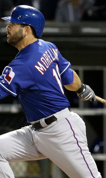 Moreland pinch-hit single lifts Rangers over White Sox